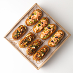 Сет мини-эклеров с крабом и сальсой из томатов