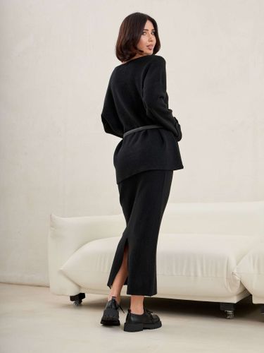 Черный трикотажный костюм с юбкой