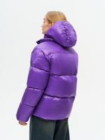 Короткий пуховик с контрастной подкладкой и съемным капюшоном в цвете "Violet"