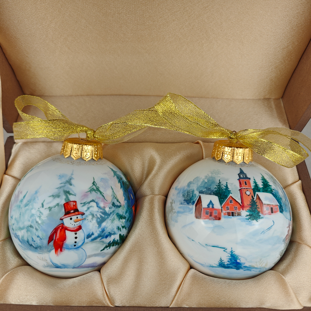 Набор новогодних шаров с ручной росписью "Веселая деревня" в футляре