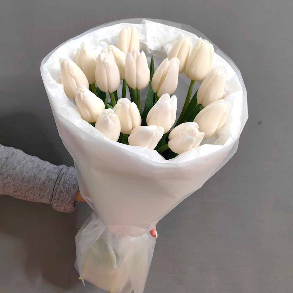 Букет из 17 тюльпанов в "облачке"