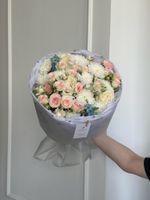 Букет из кустовых роз, одноголовых роз, хризантемы и оксипеталума