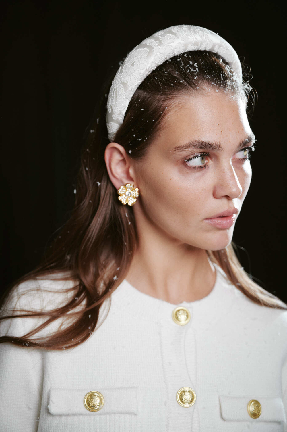 Объемный ободок из белого шелка