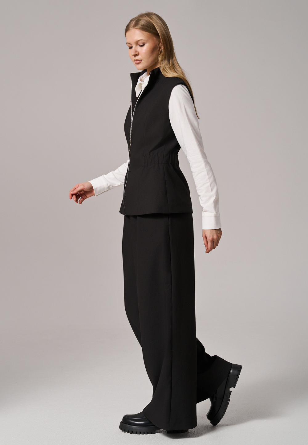 Жилет на молнии черный