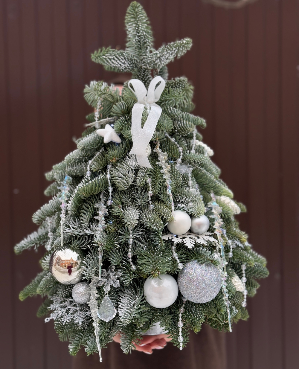 Новогодняя композиция из нобилиса "Елочка ручной работы", оформленная в трендовых тенденциях, 55-60 см