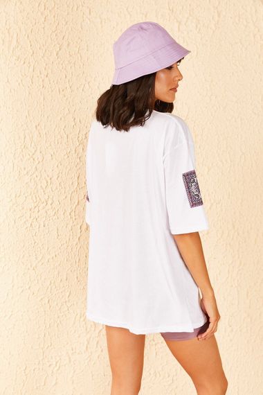 Qadın üçün geniş ölçülü ağ t-shirt 10701058