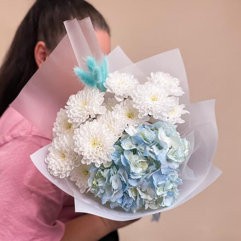 Нежный бело-голубой букет с гортензией, хризантемами и лагурусом