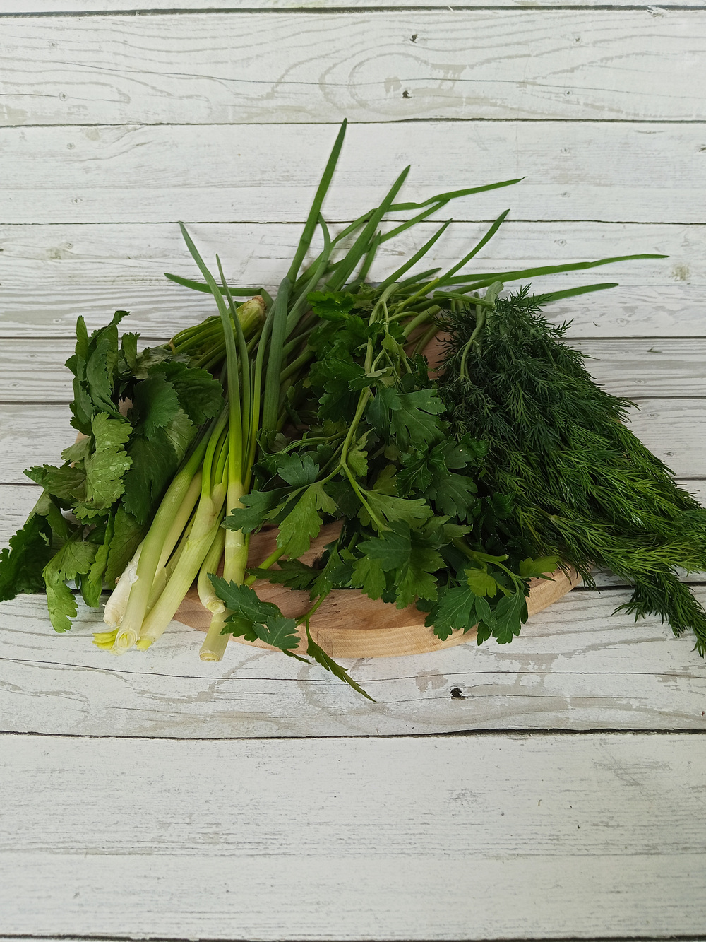 Набор зелени: зеленый лук, кинза, укроп, петрушка. Вес набора 160 грамм.