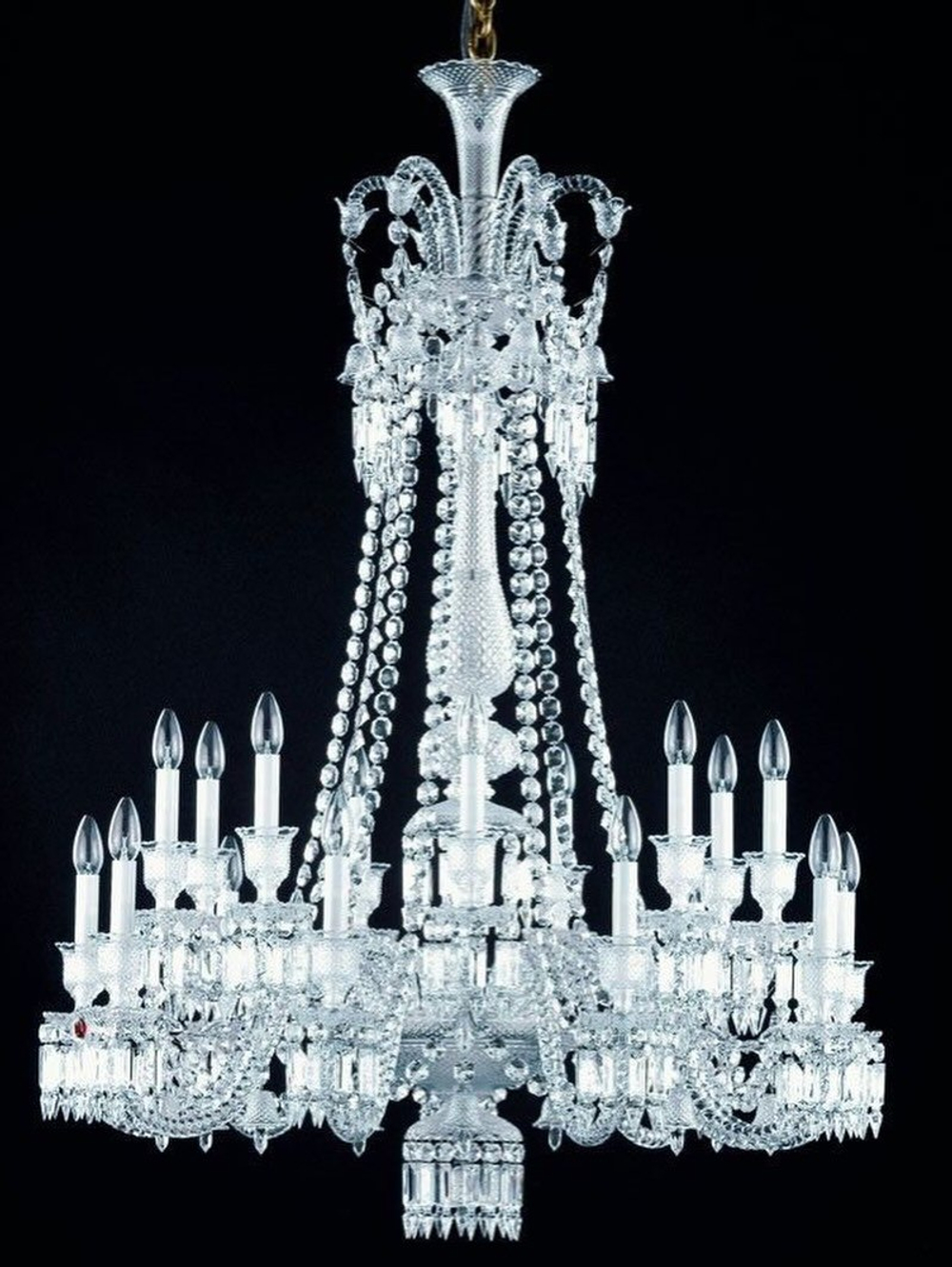 Изысканная классическая хрустальная люстра с многоярусной конструкцией.