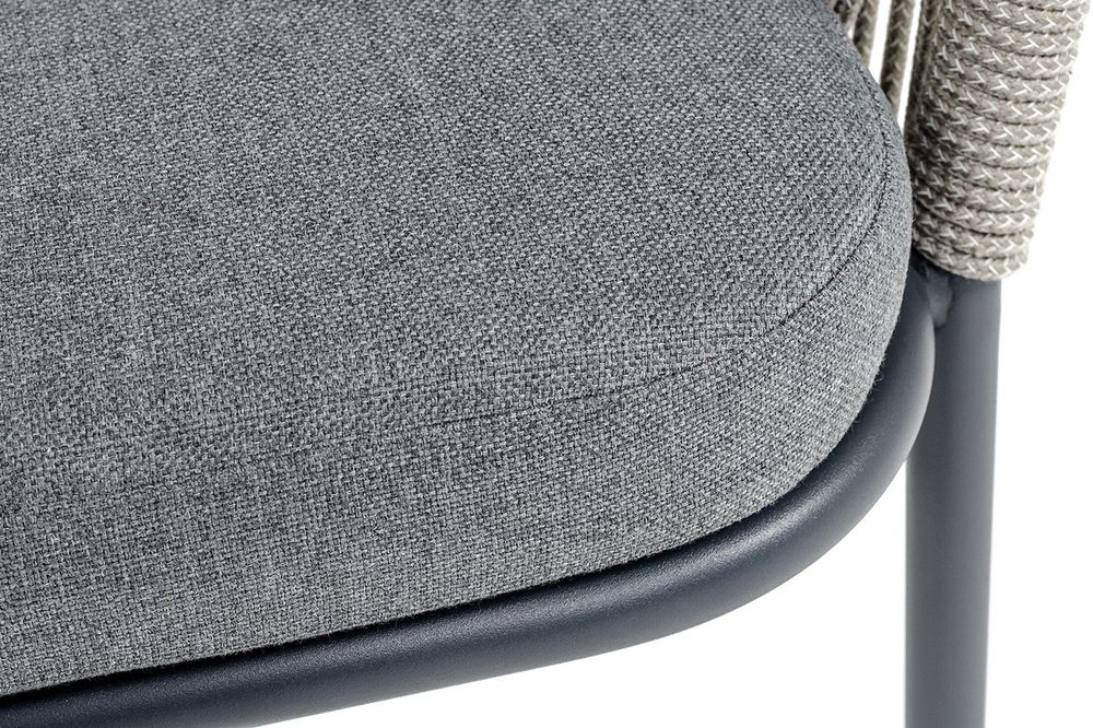 "Лион" стул плетеный из роупа, каркас из стали темно-серый (RAL7024) муар, роуп серый меланж круглый, ткань серая 017