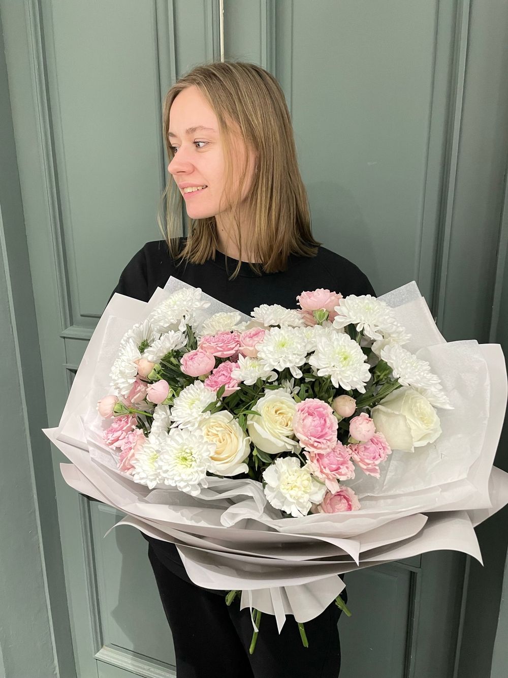 Гранд-букет с хризантемой, кустовой пионовидной розы, одноголовой розы