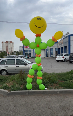Огромный человек из шаров