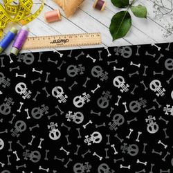 Ткань шифон белые черепа и серые кости на чёрном фоне