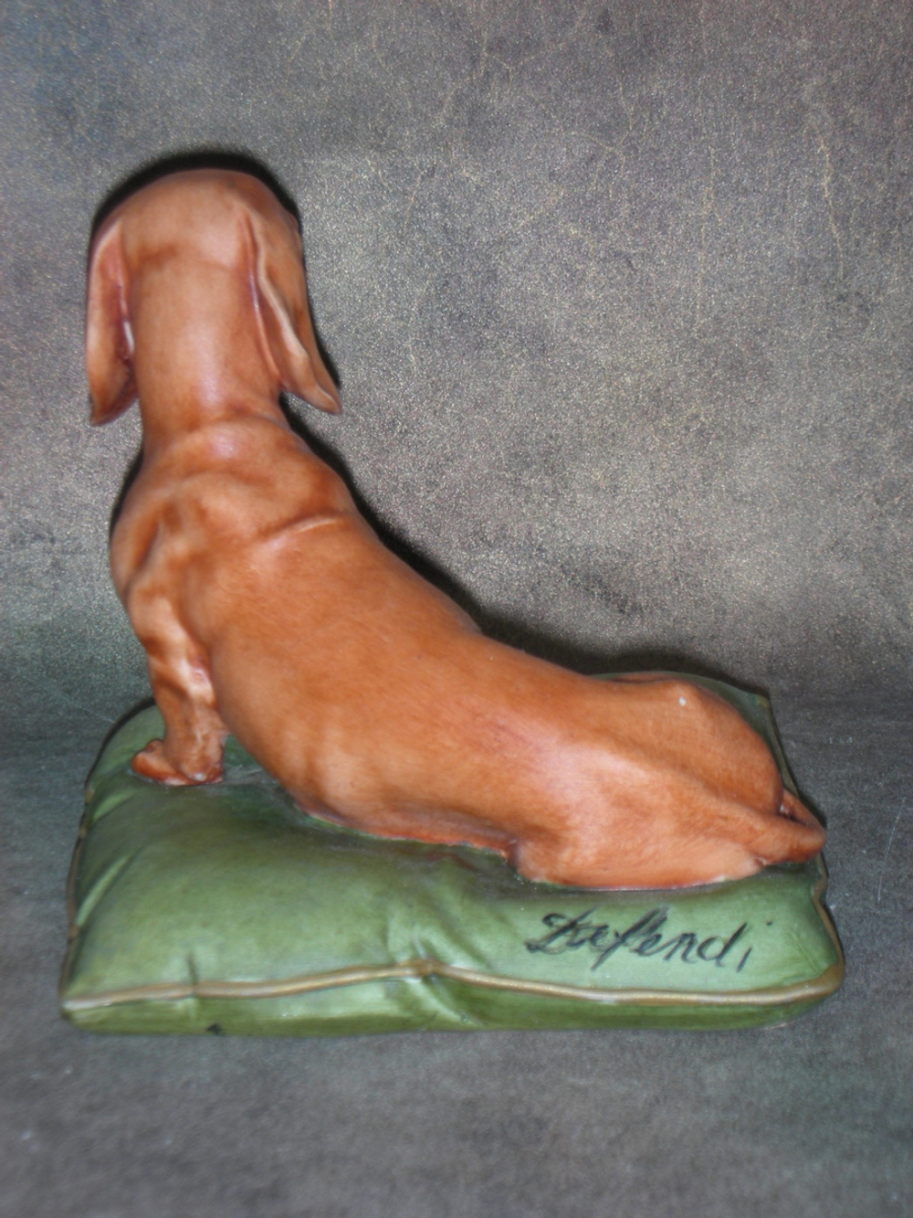 Статуэтка. Фарфор. Такса на зеленой подушке. Capodimonte. Италия