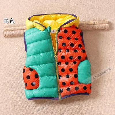 Жилет в горох с контрастным капюшоном и застежкой на молнии