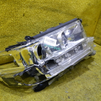 Битая Фара правая Toyota Land Cruiser 200 (2015-2021) LED