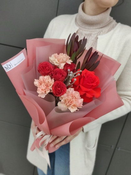 Яркий и сочный букет с розой Нина