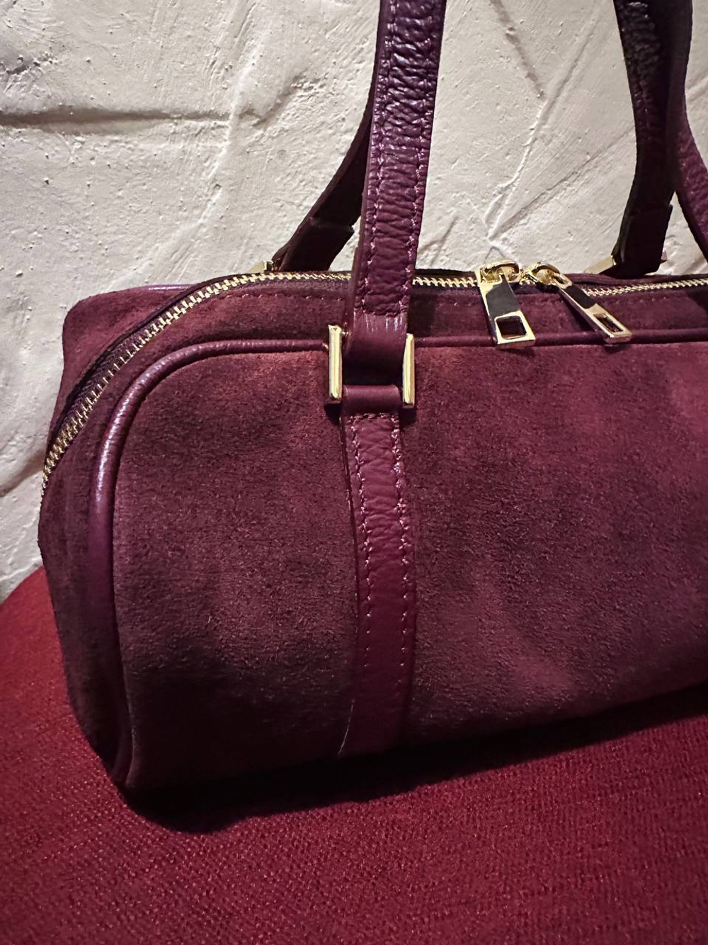 Женская замшевая сумка-бочонок цвета марсала