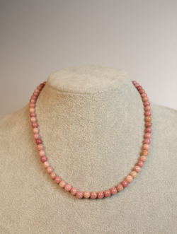 Колье из родонита «Сердце принятия»