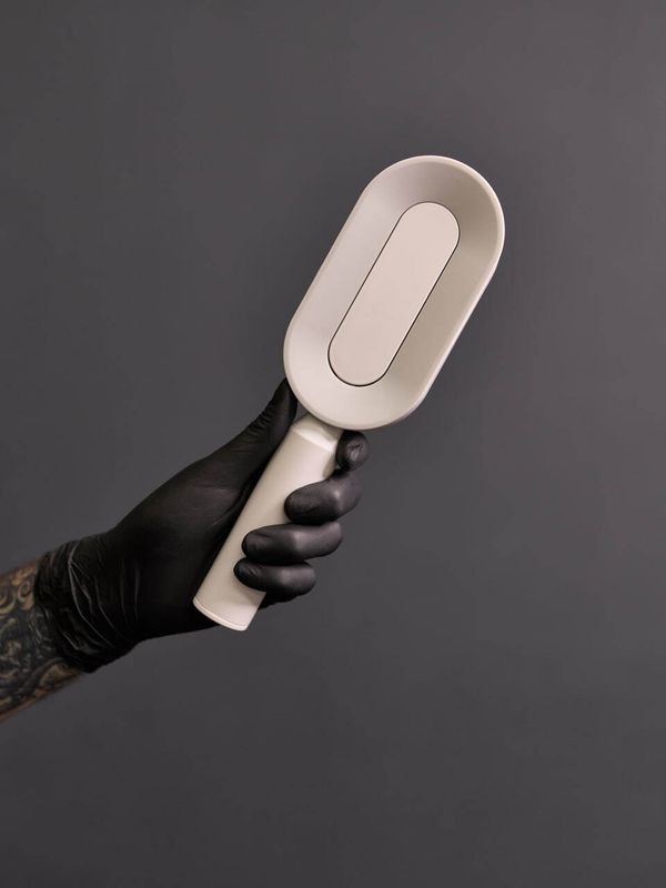 Самоочищающаяся расческа с кнопкой