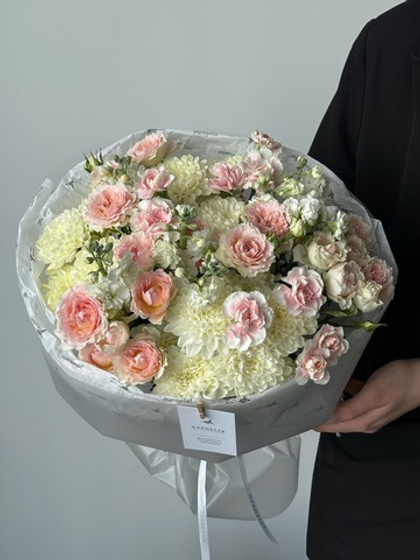 Букет из кустовых динтусов, кустовых роз, маттиолы и хризантемы