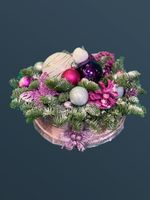 Композиция с розовыми украшениями