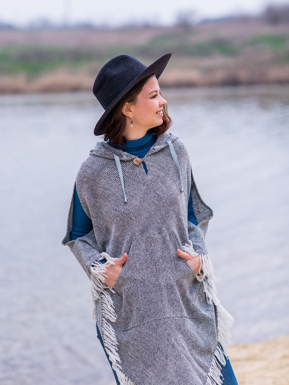 Пончо шерстяное с капюшоном (светло-серое)