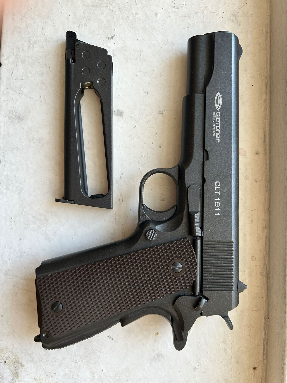 Пистолет страйкбольный