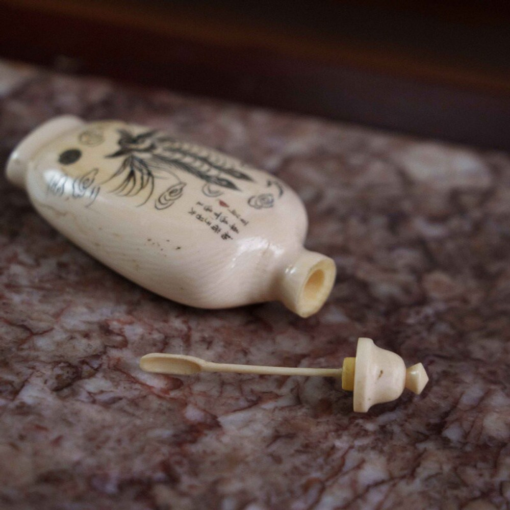 Китайская табакерка из слоновой кости с изображением птицы Феникс — Фэнхуан