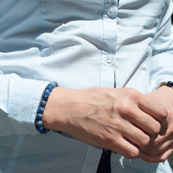 Браслет из содалита вид на руке сбоку