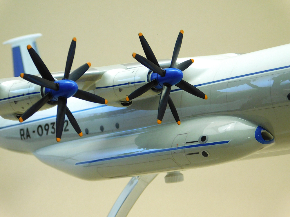 Модель самолета Ан-22 (М1:100, ВТА России, RA-09342)