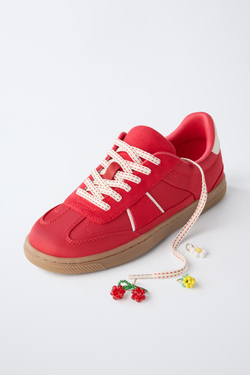 ZARA КРОССОВКИ С ФРУКТОВЫМИ ПОДВЕСКАМИ, КРАСНЫЙ