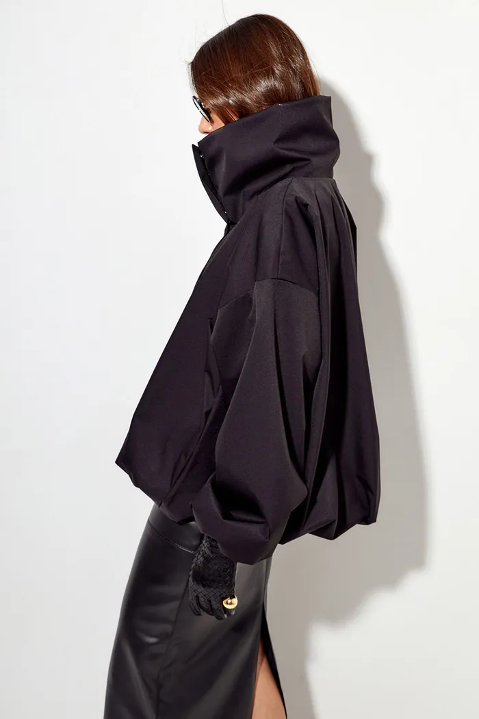 Ветровка О-силуэта с высоким воротом черного цвета