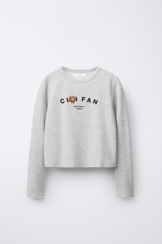 ZARA ФУТБОЛКА В РУБЧИК С ПРИНТОМ, СЕРЫЙ МЕЛАНЖ