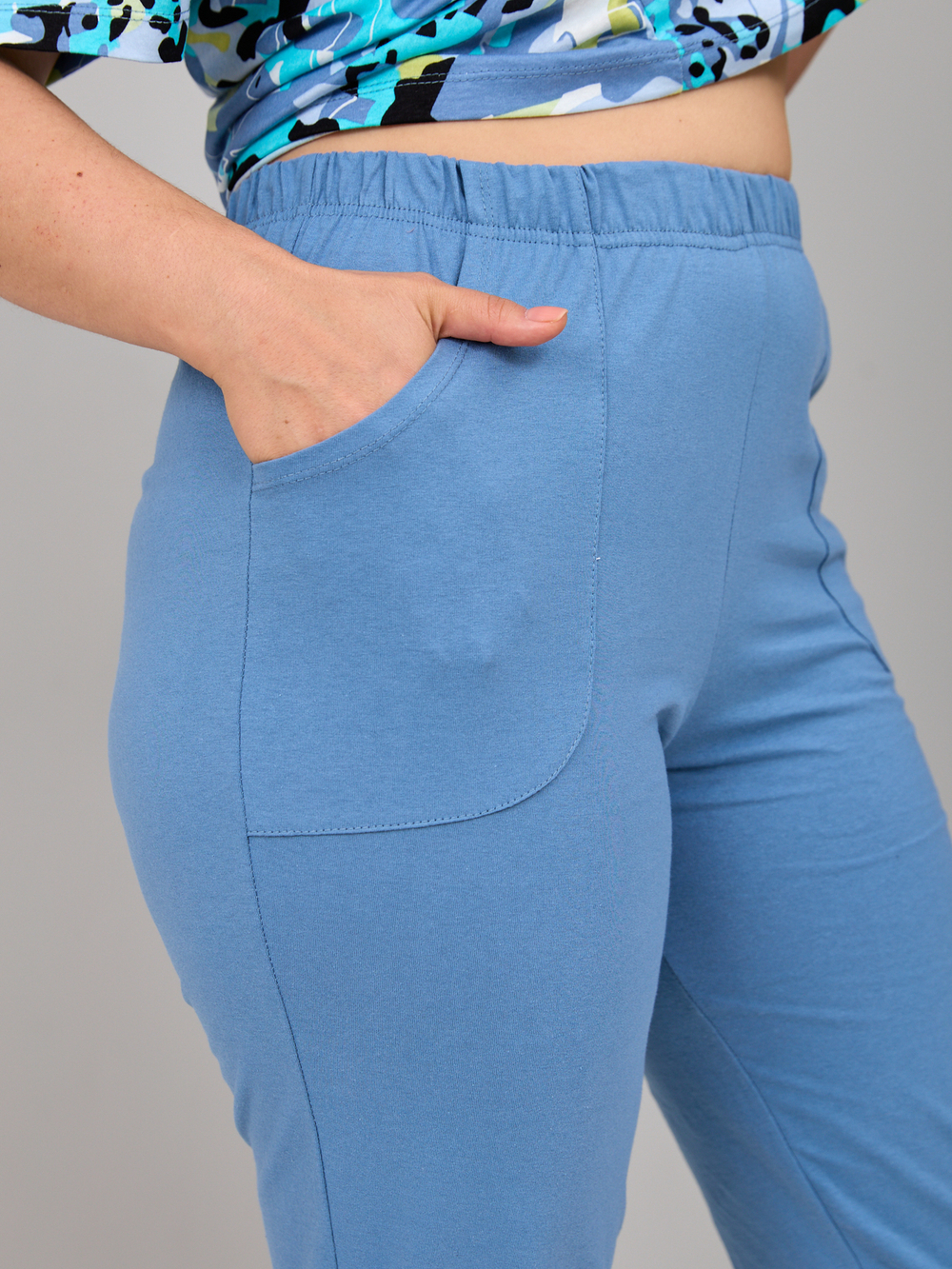 Пижама с бриджами КДк-693/сероголубой-абстракция