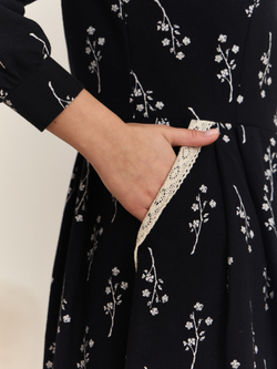 Платье с квадратным вырезом