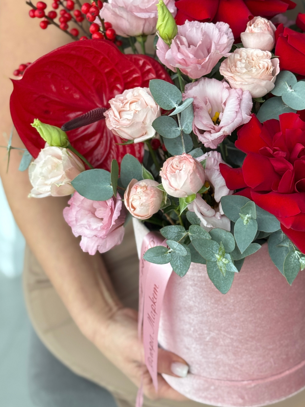 Роскошное сочетание красных французских роз, эустомы, пионовидных кустовых роз и декоративной зелени в композиции от Флора Маркет