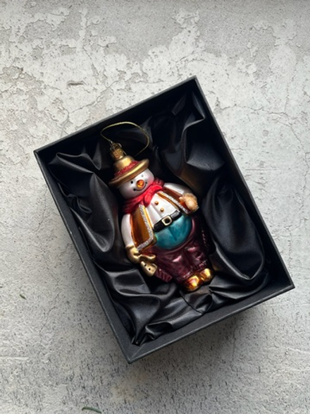 Новогодняя игрушка Снеговик спешит на бал стекло