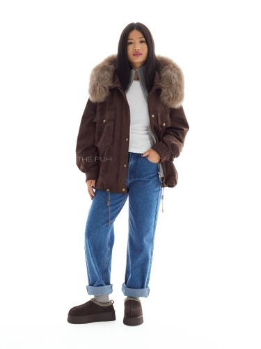 Объемная парка шоколадного цвета из замши с коричневым мехом