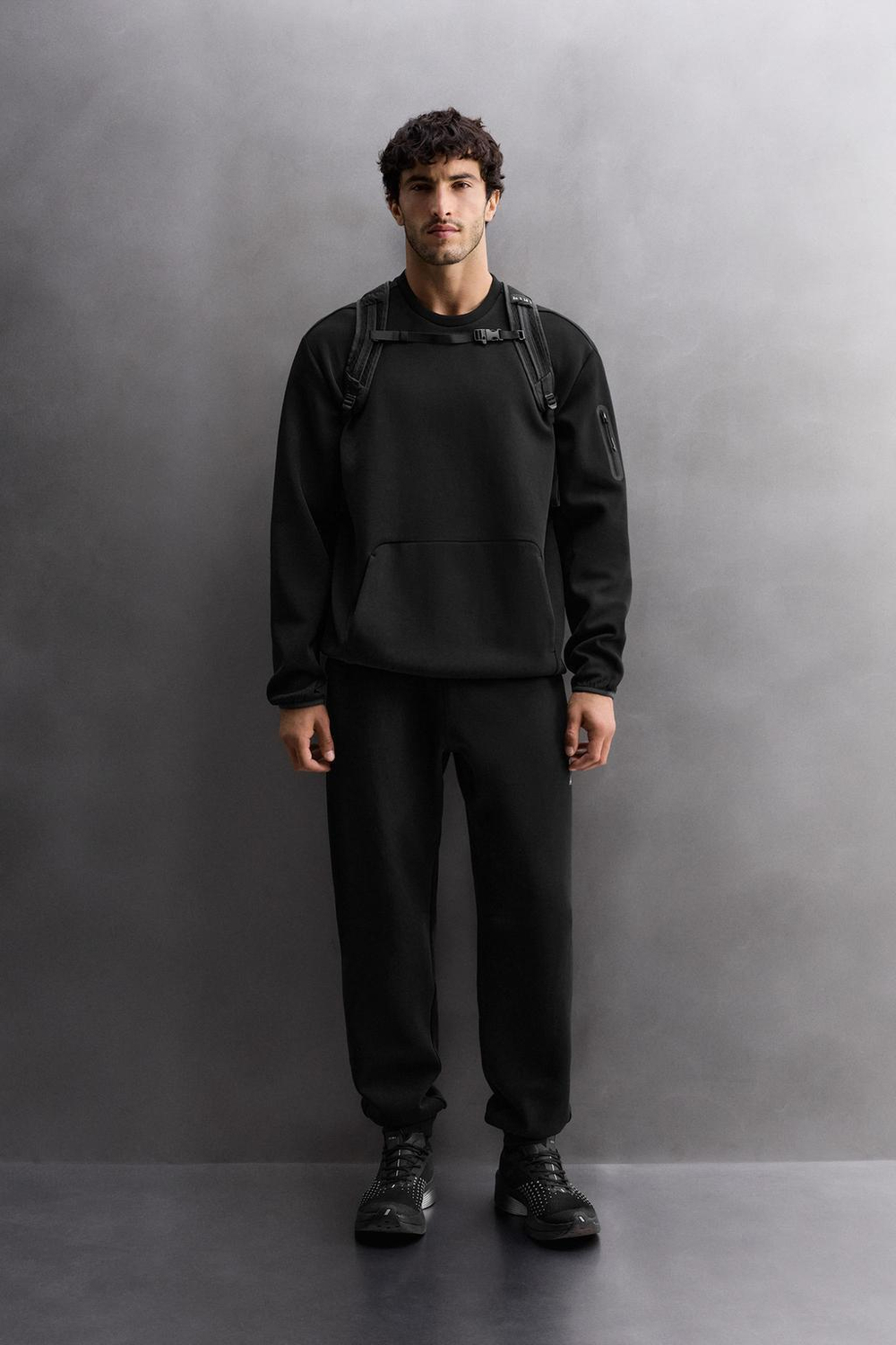 ZARA ТЕХНИЧЕСКАЯ ТОЛСТОВКА С КРУГЛЫМ ВЫРЕЗОМ, ЧЕРНЫЙ