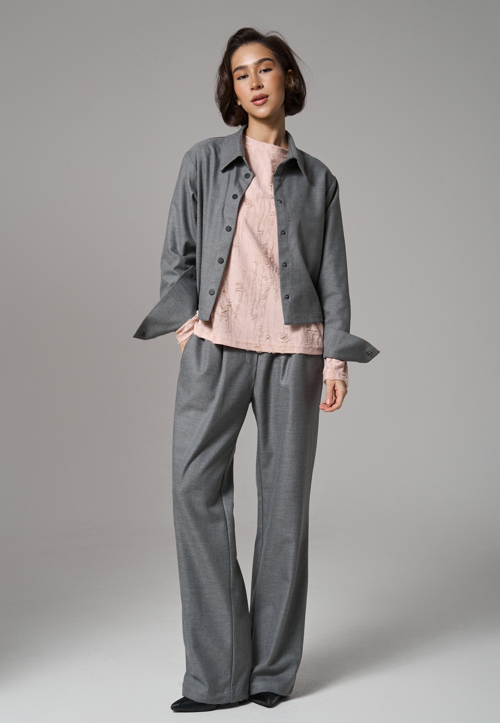 Брюки с поясом на резинке серые