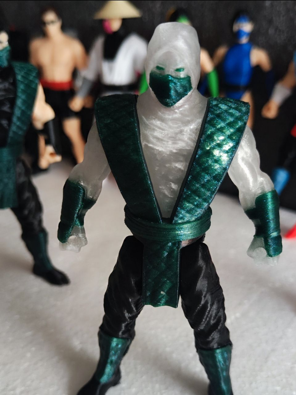 Подвижная фигурка Хамелеон (Chameleon) из Mortal Kombat — эксклюзив от студии SAVEG Цвет: Изумрудно-зеленый / Полупрозрачный белый