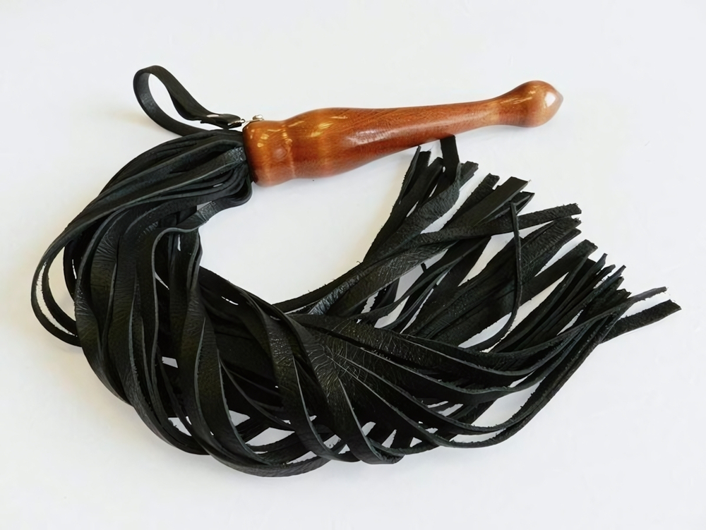 Флогер с деревянной фигурной ручкой ручной работы (Цвет: черный с коричневым)