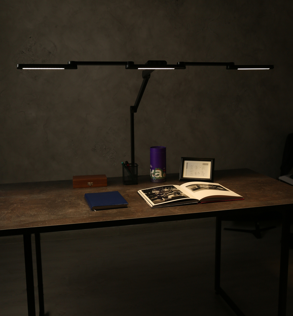 Светильник FRIENDME бестеневой настольный на струбцине светодиодный No. 2 белый с тройным источником света. Яркость - 1270 lum. 24W.