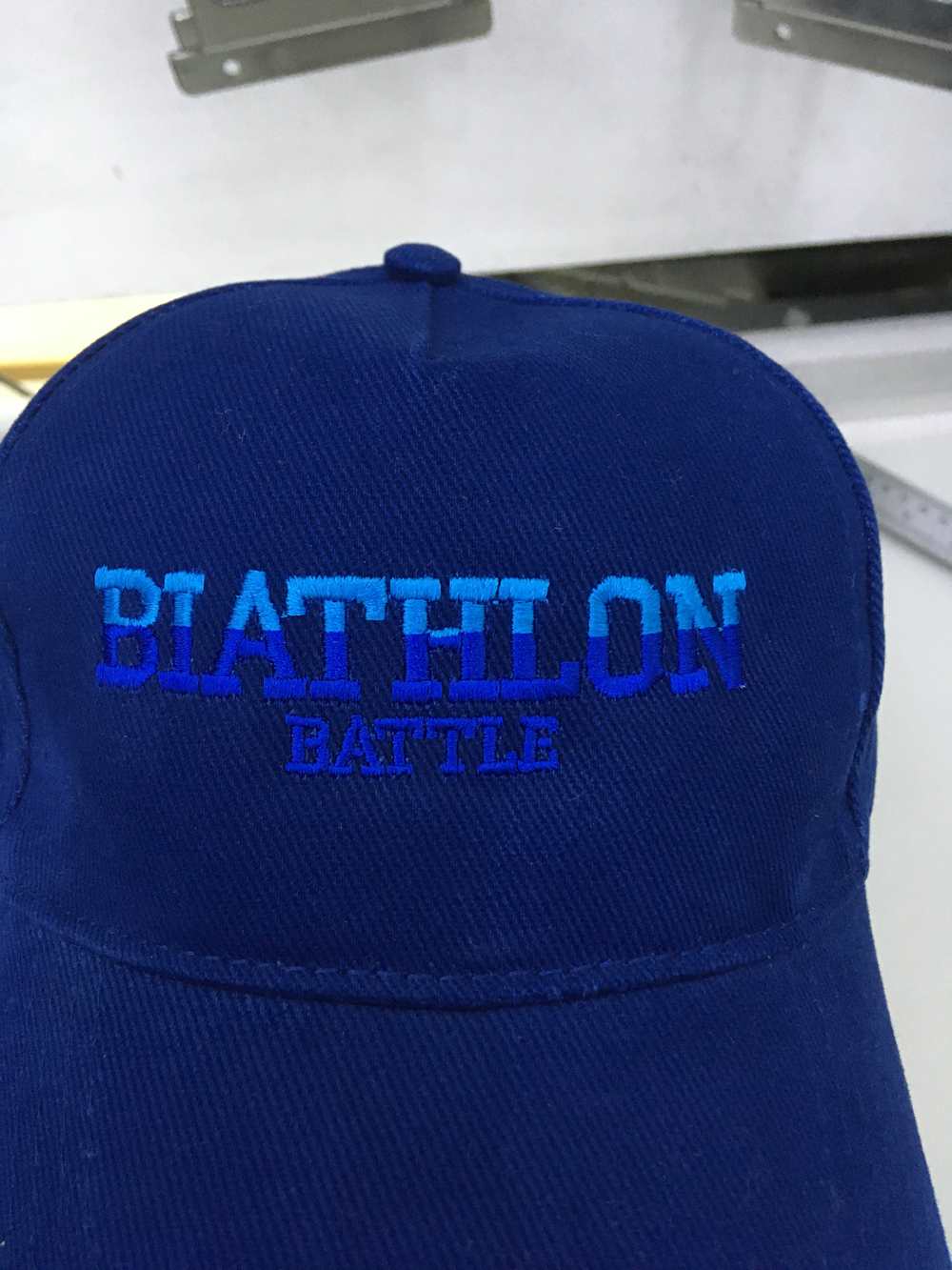 Синяя бейсболка с надписью BIATHLON BATTLE