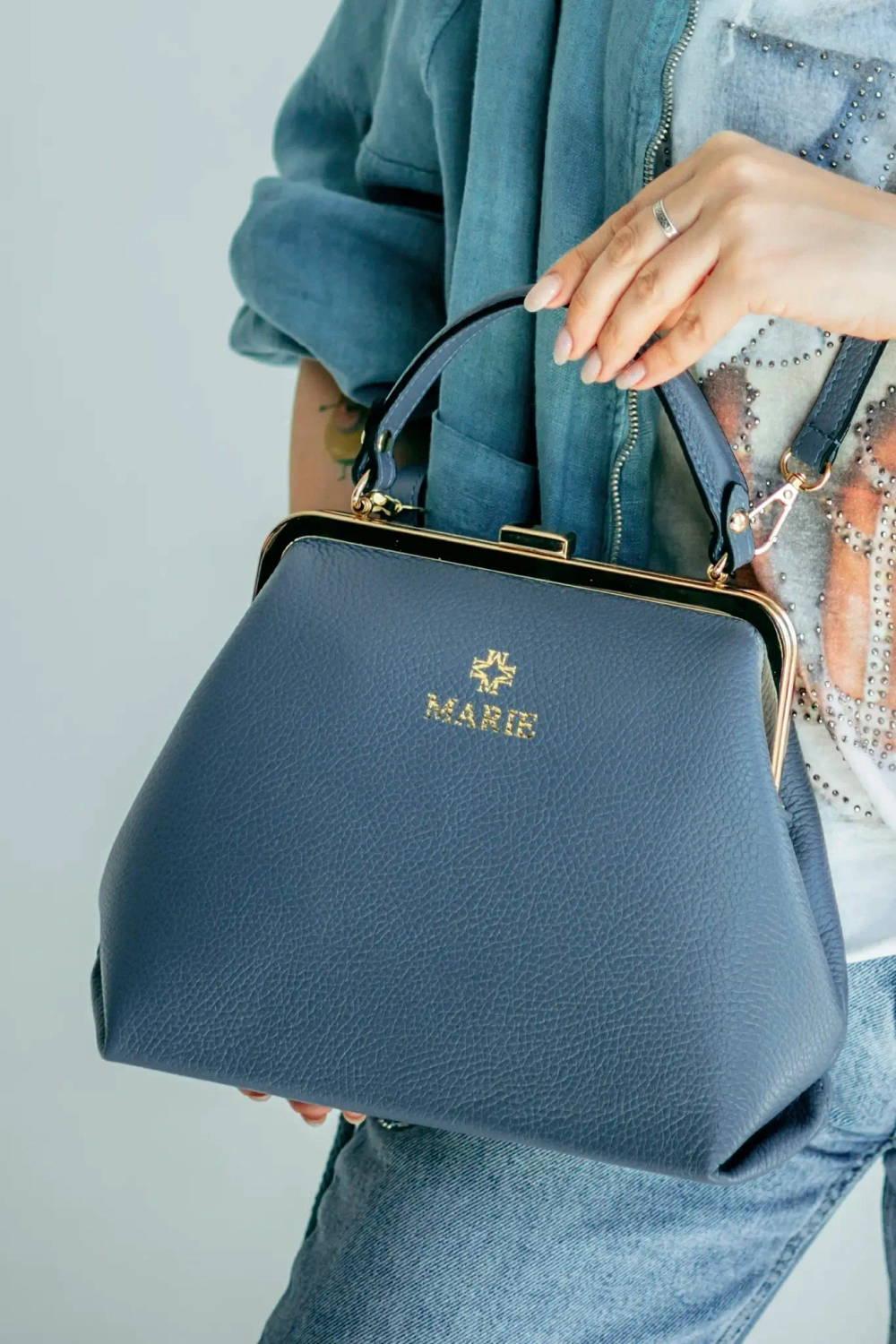 Женская кросс-боди сумка с фермуаром натуральная кожа серо-голубая