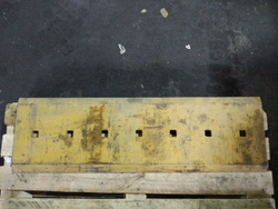 Нож John Deere 1050C, 1050J центральный T223804