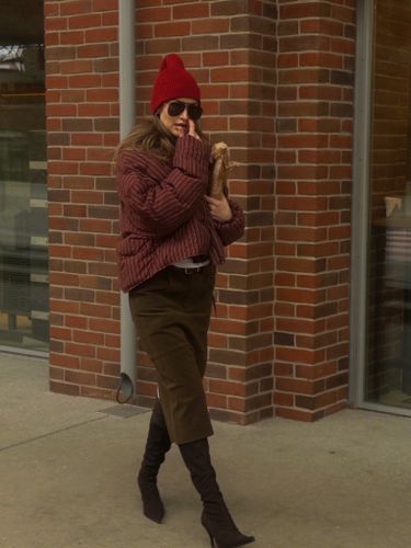 Утепленный бомбер бордового цвета в полоску