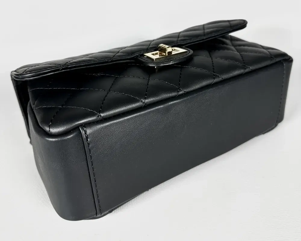 Женская сумка с цепочкой из натуральной кожи черного цвета