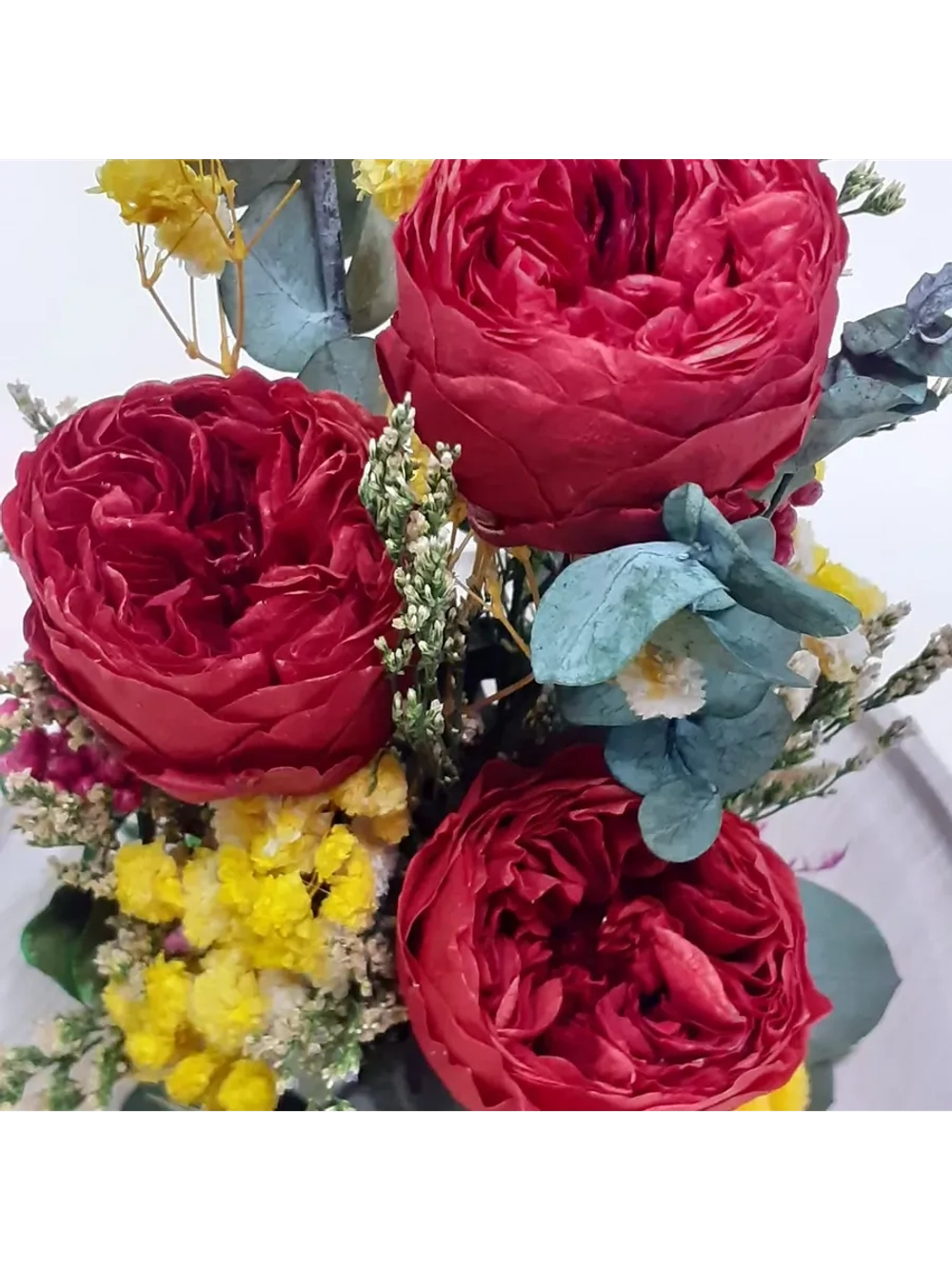 композиция из пионов, эвкалипта, лимониума